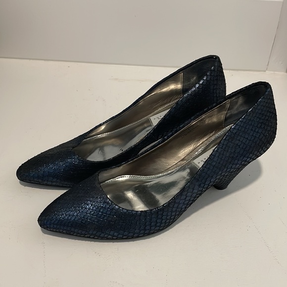Shiny, navy short heeled shoes by David Dickson. Size 6.5 - Picture 2 of 5